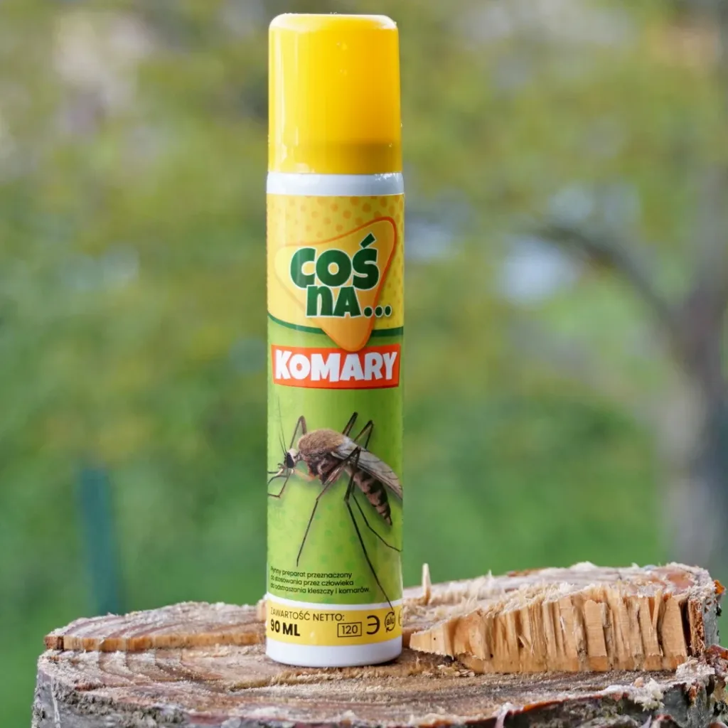 repelent na komary w żóło-zielonym sprayu stoi na pniu drzewa na tle lasu